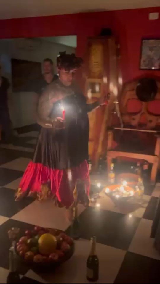 Registro de firmeza espiritual com vela e ambiente ritualistico